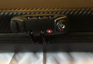 DAA CED Carbon Kurzwaffentasche mit fest eingebautem Zahlenschloss.